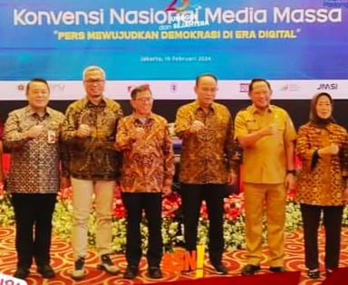 Menkominfo RI Budi Arie Setiadi, Ketua PWI Pusat Hendry Ch Bangun dan Mendagri Tito Karnavian, poto bareng pada pembukaan Konvensi Nasional Media Masa diperingatan HPN 2024 Jakarta, Senin (19/2/2024) di Candi Bentar Hall Ancol.